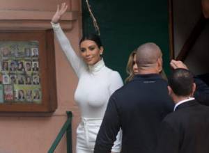 Kim Kardashian and Khloe take stroll in Yerevan