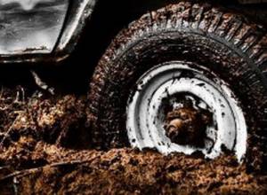 Автомобиль марки “УАЗ” погряз в болоте