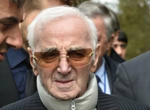 Charles Aznavour makes unexpected appearance at Tsitsernakaberd