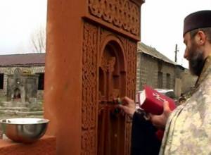 Խաչքար՝  նահատակված անգեղակոթցիների պանթեոնի հարևանությամբ