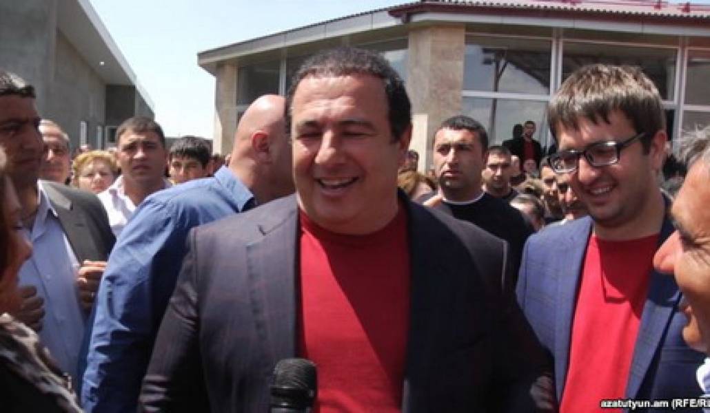 B45AE49D-090D-46C1-89B2-2B856416FF3B_w640_r1_s