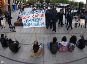 Группа молодых людей проводят акцию на Северном проспекте