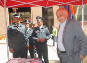 Police make ARF-Dashnaktsutyun members remove canopy from Northern Avenue