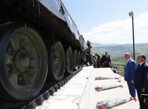 Цветы на Танк-памятник в Шуши