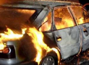 Полностью сгорел припаркованный около дома автомобиль