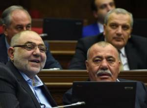 М. Григорян из-за З. Постанджян пролил воду