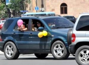Առաջարկել են ղեկին նստած շրջանավարտների նկարները տարածել համացանցում