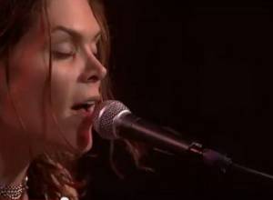 Էքսցենտրիկ Բեթ Հարթը հանդես կգա նվագախմբի ու «Դորիանս»-ի հետ