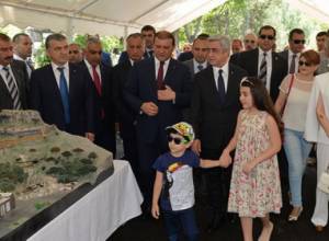 С. Саргсян с внуками посетил ереванский зоопарк и кинотеатр "Айастан"