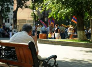 Полицейский не вернул листовку