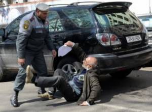 Gaspari got out of police car in a lying position