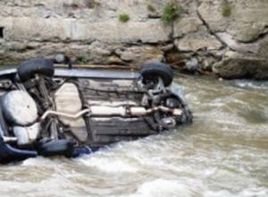 “Opel Astra” fell from bridge into river