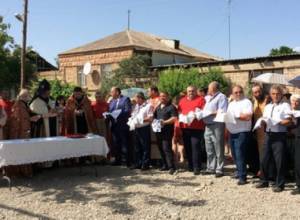 Արքեպիսկոպոսը ջրով և գինով օծել է Նշավանի նոր եկեղեցու 16 հիմնաքարերը