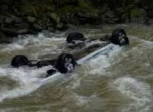 Автомобиль упал в реку