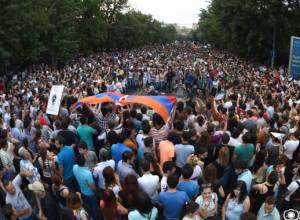 Activists keep their promise: Fewer police officers seen on protest site