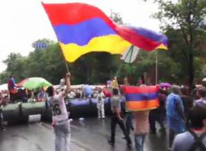 Участники акции танцевали под дождем