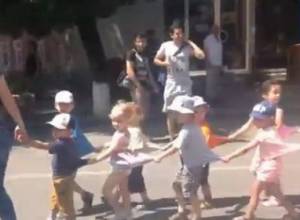 Гимн РА устами детей, на проспекте Баграмяна: Аравот