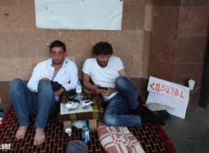 Объявившие голодовку отрицают свою принадлежность к какой-либо партии