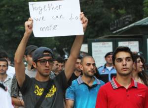 Демонстранты провели шествие