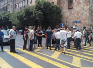 Angered residents block Tigran Mets Avenue