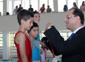 Gabriel Ghazaryan awarded young gymnasts