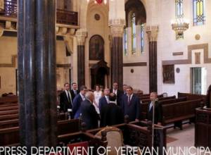 Yerevan Mayor visits Armenian Apostolic Church in Marseille