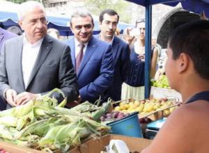 Նոր տաղավարներից նախարարը գնեց սեւ հաղարջ ու եգիպտացորեն