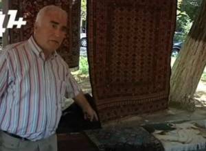 Сирийский армянин продает персидские ковры на Вернисаже