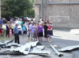 Բնակիչները սեփական ուժերով  ապամոնտաժում են նոր սկսվող շինարարությունը