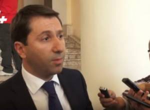 Yes or no? Ombudsman says he will not join either camp