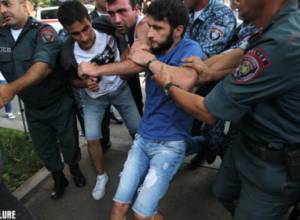 Half an hour to policemen to release those who have been taken to police station