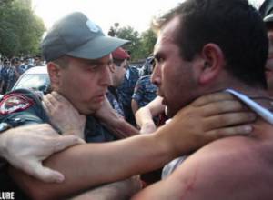 Активист – полицейским: “Кто-нибудь из вас знает Отче Наш, только ударять умеете”