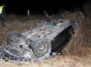 Машина съехала с дороги и, проскользнув в соседний овраг, перевернулась