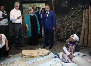 Овик Абраамян и Асмик Погосян в доме-музее Перча Прошяна