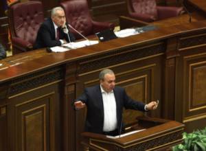 HAK and HHK start dispute in parliament over draft constitutional amendments