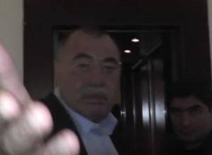 Manvel Grigoryan hits camera and insults journalist