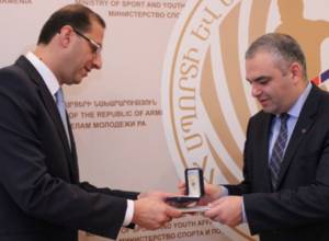 Գաբրիել Ղազարյանը ոսկե մեդալ է շնորհել Հայկ Դեմոյանին