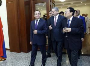 Prime Minister holds a face to face meeting Cheng Guoping