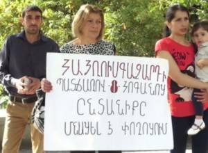 Двухлетняя малышка около резиденции президента