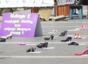 Բռնության արդյունքում մահացած կանանց խորհրդանշող կոշիկներ՝ Հանրապետության հրապարակում