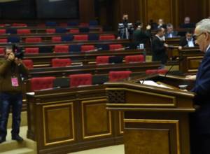 OEK requests twenty-minute recess before key vote