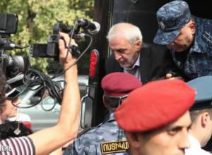 Do not detain him: Valeri Osipyan tells police officers to release Aram Manukyan