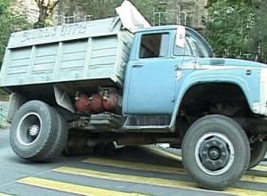 Water supply vehicle of the unit fell off the steep and tuned over; driver died