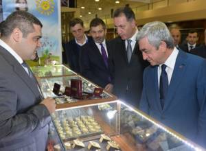 Серж и Рига Саргсяны на открытии международной ювелирной выставки