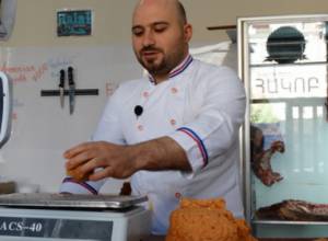 Հալեպի հաճախորդները նրան գտնում են այստեղ. դռանը փակցրել է՝ հալալ