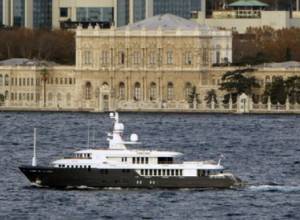 Яхта управделами Путина вошла в воды Стамбула