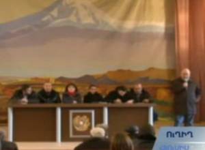 "Критику часто слышали, в результате  сделка прошла за занавесом"