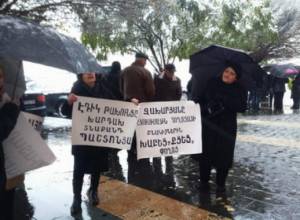 Citizens demand meeting with Prime Minister under heavy snow