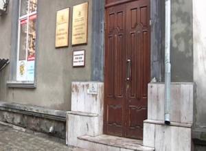 Неизвестные покрасили дверь офиса Омбудсмена