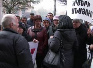 Ցմահ դատապարտվածների հարազատները կառավարության մոտ են